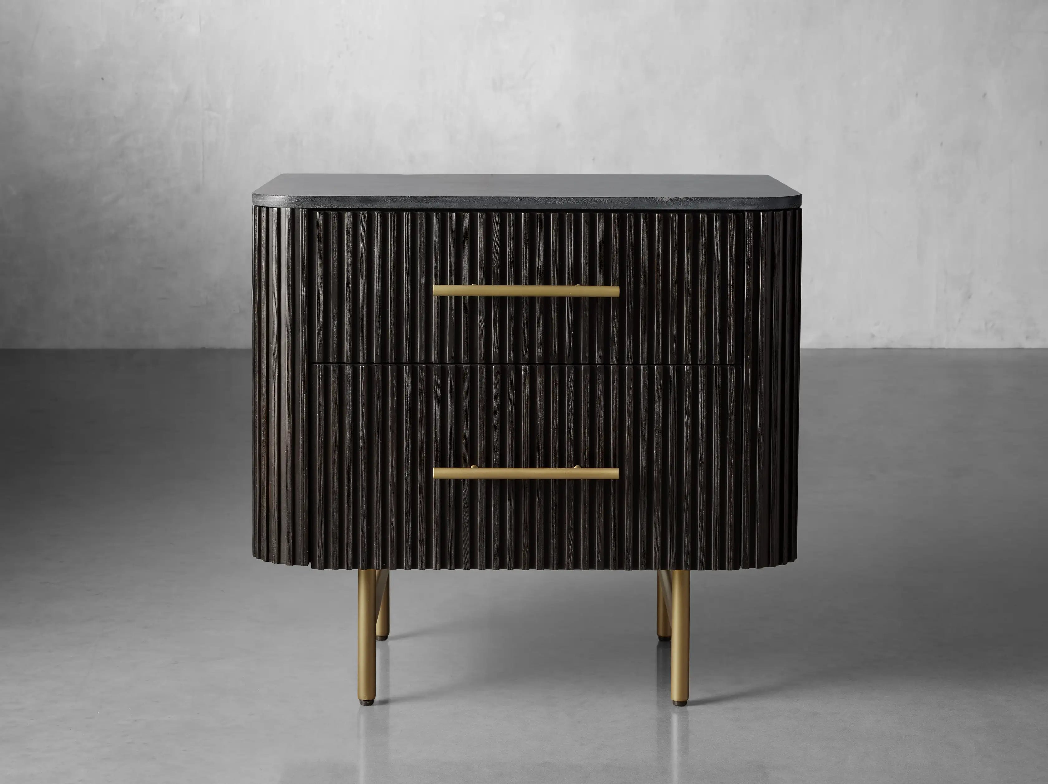 Fanny Closed Nightstand