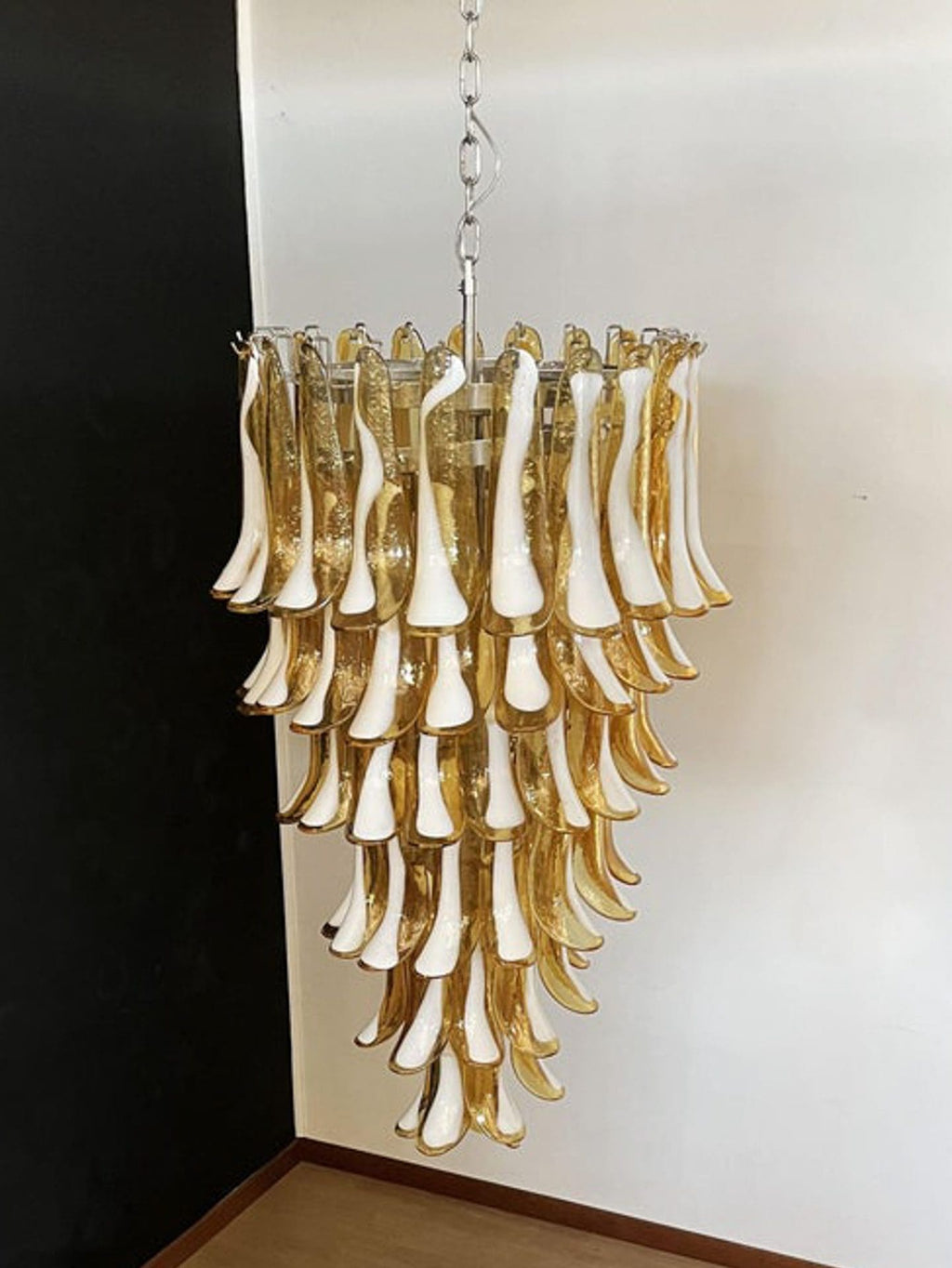 Manorcove Murano Chandelier – 83 petals – Caramel